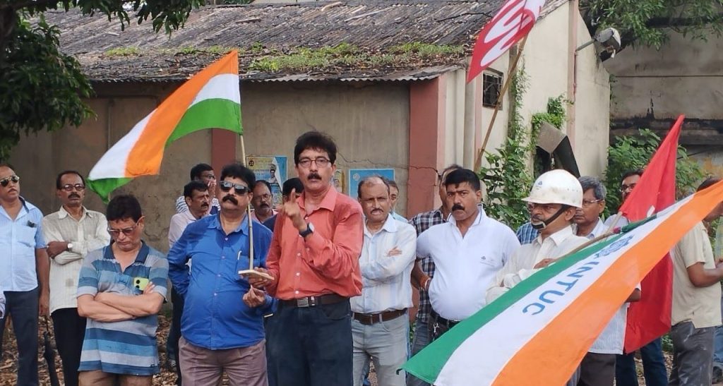 Durgapur Steel Plant blazing on SAIL biometric, protest in front of ED Works office