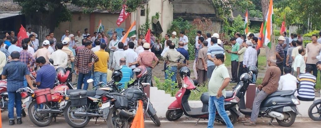 Durgapur Steel Plant blazing on SAIL biometric, protest in front of ED Works office