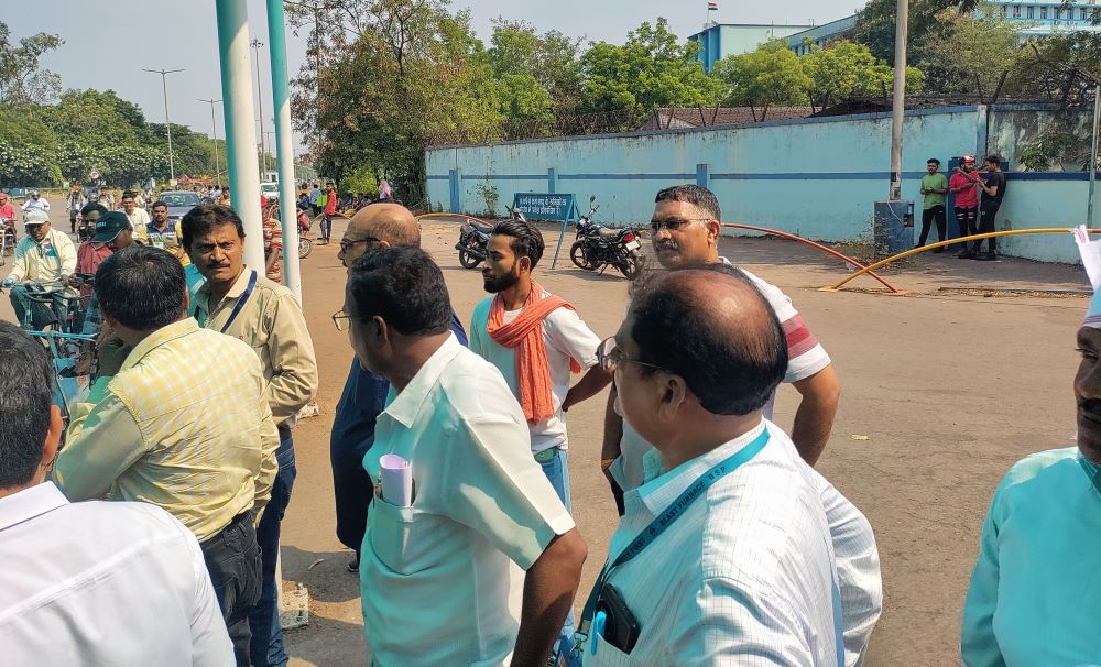 SAIL AWA workers are not getting Rs 1400, commotion at Murga Chowk, dispute at the main gate