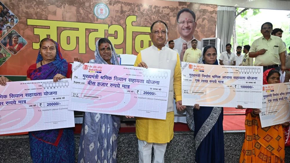 6205 labor families got check of Rs 11 crore 41 lakh