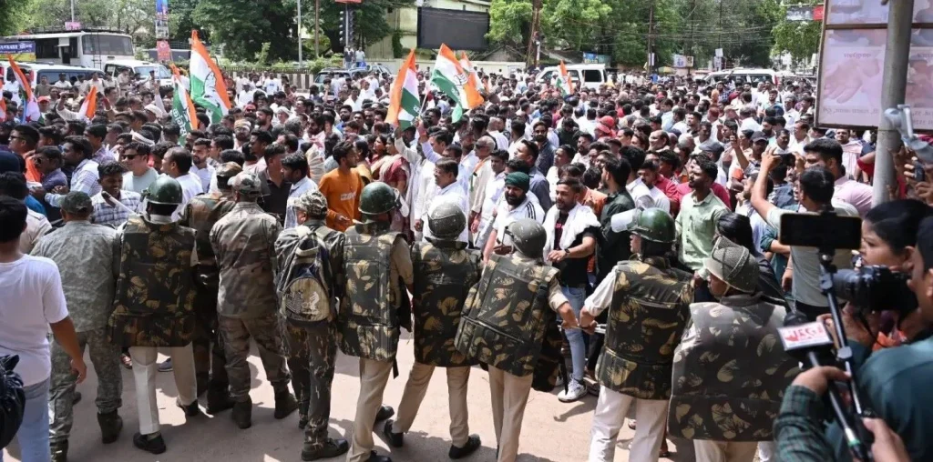 Congressmen create ruckus in protest against the arrest of MLA Devendra Yadav, clash with police