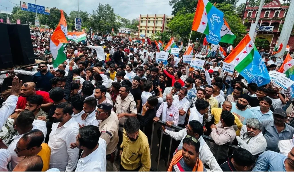 Congressmen create ruckus in protest against the arrest of MLA Devendra Yadav, clash with police