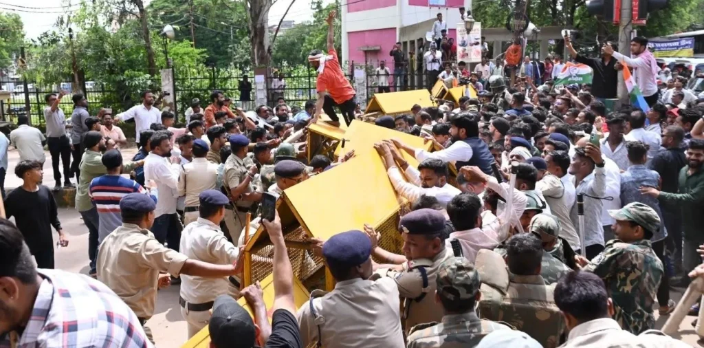 Congressmen create ruckus in protest against the arrest of MLA Devendra Yadav, clash with police