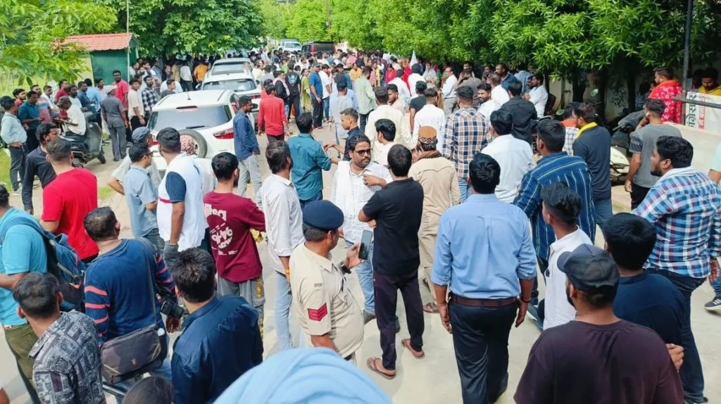 Devendra Yadav arrested with Constitution and white flag, Congressmen surrounded the police, Satnami community enraged