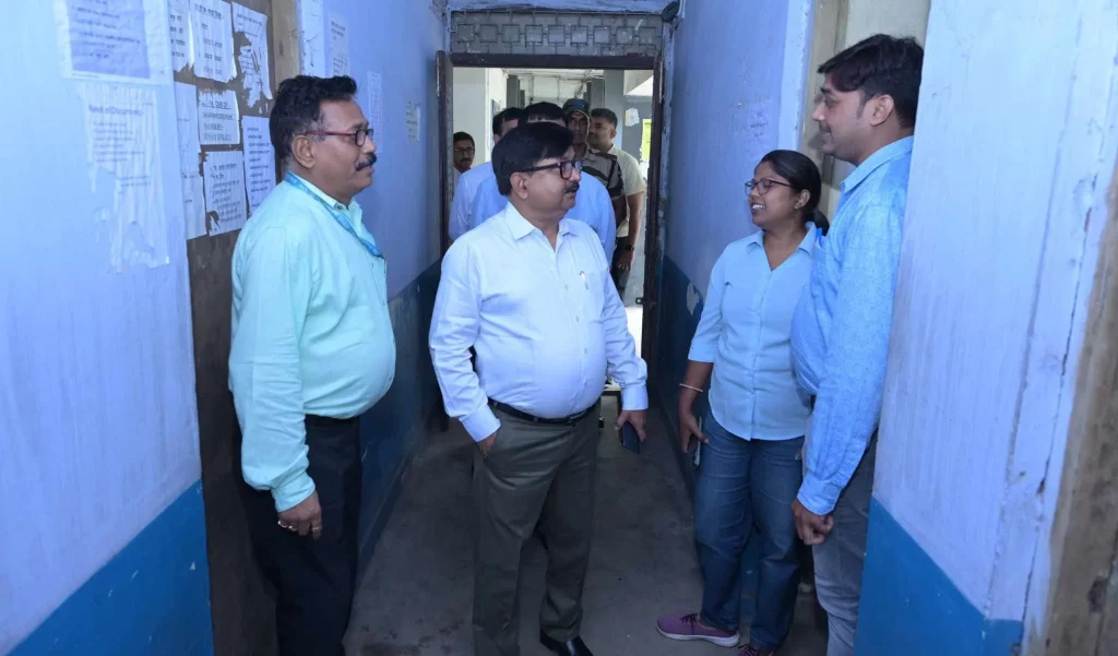 Director in-charge of Bokaro Steel Plant raided the Municipal Administration Department, took feedback from the employees