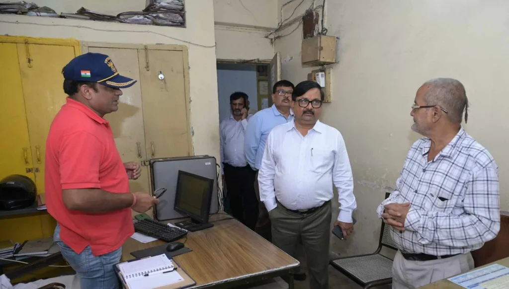 Director in-charge of Bokaro Steel Plant raided the Municipal Administration Department, took feedback from the employees