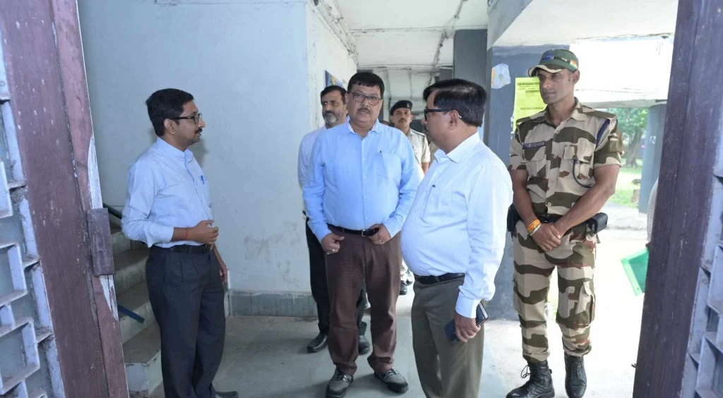 Director in-charge of Bokaro Steel Plant raided the Municipal Administration Department, took feedback from the employees