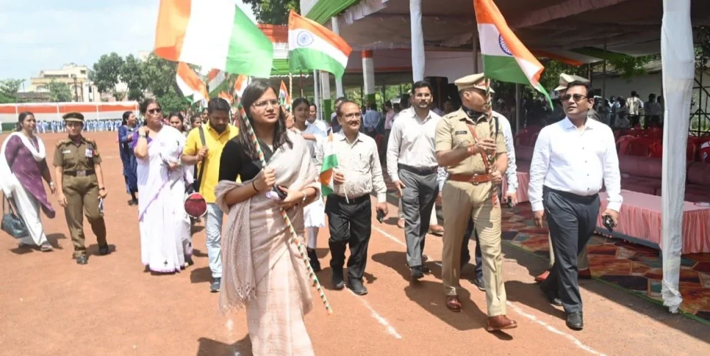 Independence Day 2024: In the final rehearsal, Bhilai Corporation Commissioner played the role of chief guest Kedar Kashyap, took the salute, BSP is distributing flags.