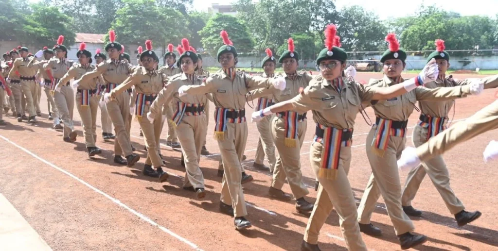 Independence Day 2024: In the final rehearsal, Bhilai Corporation Commissioner played the role of chief guest Kedar Kashyap, took the salute, BSP is distributing flags.