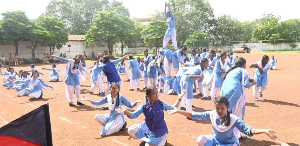 Independence Day 2024: In the final rehearsal, Bhilai Corporation Commissioner played the role of chief guest Kedar Kashyap, took the salute, BSP is distributing flags.