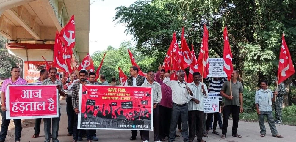 Strike against privatization of FSNL, work completely stopped, finger raised on Modi government