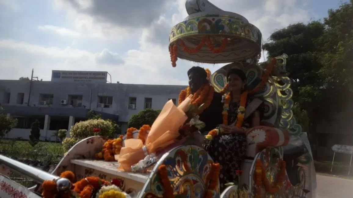 बग्घी पर सवार डाक्टर उदय व उनकी पत्नी।