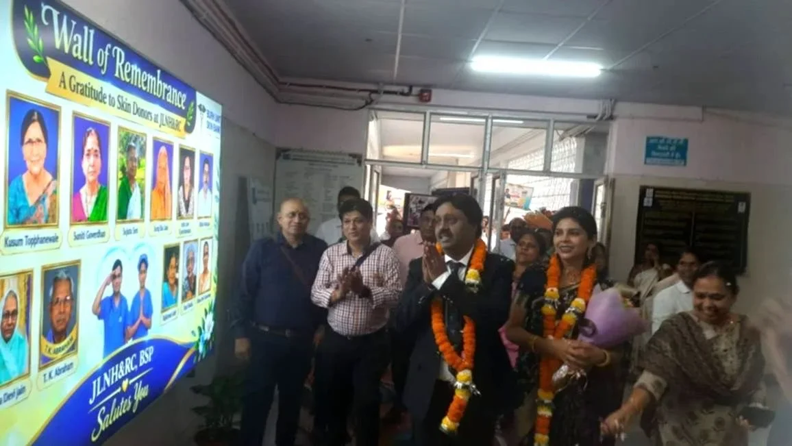 स्किन डोनर की फोटो पर नमन करते डॉक्टर उदय।