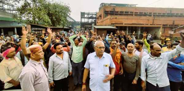 Bokaro Steel Plant Workers came on the road, defied the management, said - justice is not being done due to the arrogance of the officers