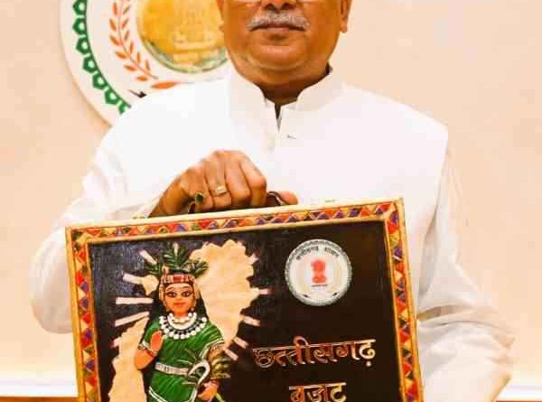 CG Budget 2023 Briefcase of Chhattisgarh budget painted with cow dung1