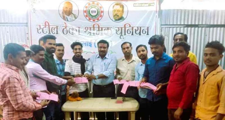 Contract-workers-of-Bhilai-Steel-Plant-took-membership-of-INTUC