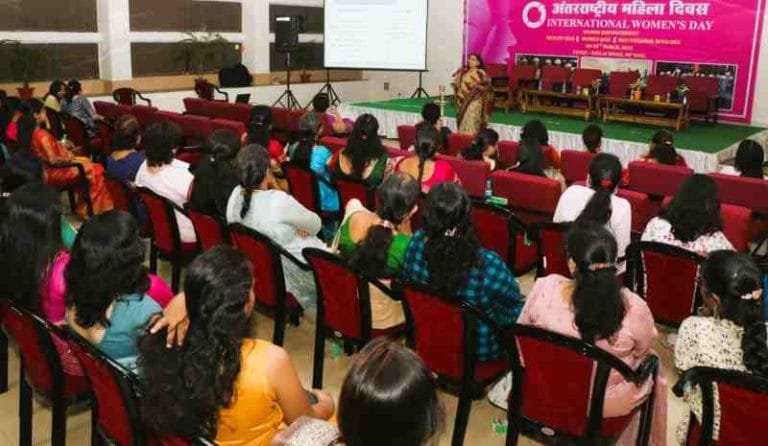 On-the-occasion-of-International-Womens-Day-health-talk-and-quiz-was-organized-in-Bhilai-openly-talked-about-health
