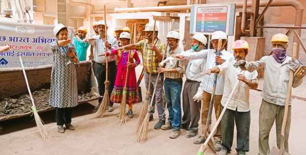 BSP सिंटर प्लांट-3 में अधिकारियों-कर्मचारियों ने पहले चमकाई सड़क, फिर रैली से दिया स्वच्छता का सबक