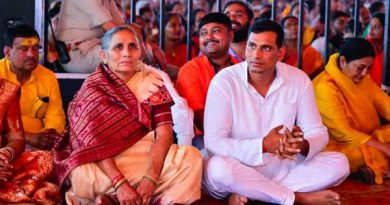 MLA Devendra Yadav came with his mother to listen to Shiva Mahapuran Katha, sitting on the ground among the devotees kept listening to the story