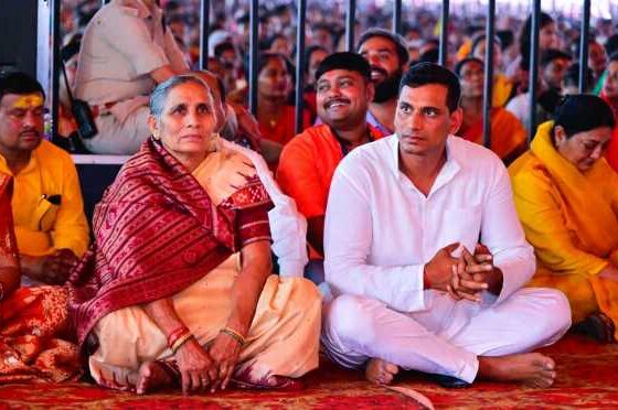 MLA Devendra Yadav came with his mother to listen to Shiva Mahapuran Katha, sitting on the ground among the devotees kept listening to the story