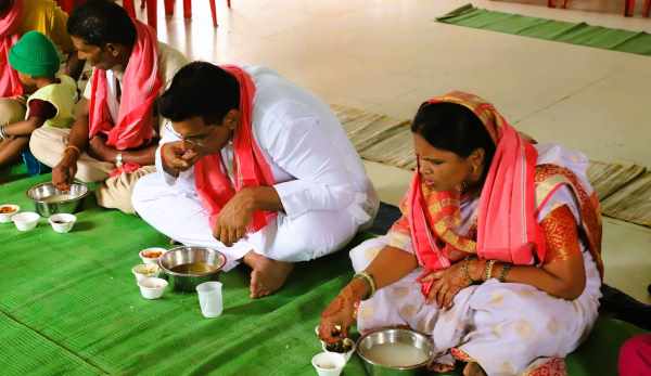 MLA Devendra Yadav ate Bore Basi and mango chutney with the workers