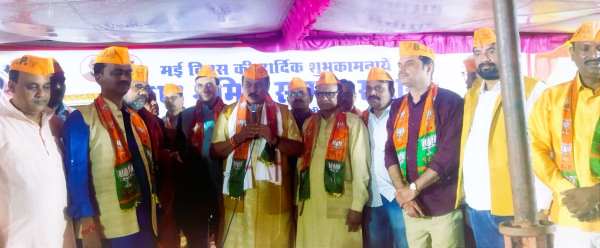 MP Vijay Baghel gave excellent labor honor to the workers on the stage of BWU, workers of many organizations along with BSP were seen in BJP color