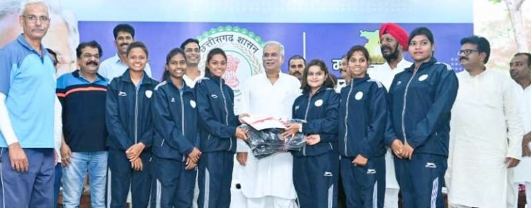 Awards-showered-on-players-of-Chhattisgarh-Chief-Minister-said-increase-the-academy