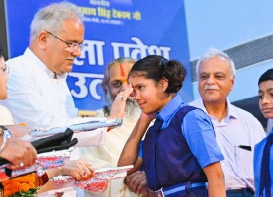 Chhattisgarh Shala Utsav Chief Minister Bhupesh Baghel applied Tilak to the children in the same school where 1 Vice President, 4 CMs studied, gave a big gift