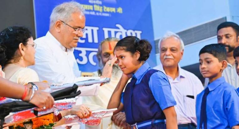 Chhattisgarh-Shala-Utsav-Chief-Minister-Bhupesh-Baghel-applied-Tilak-to-the-children-in-the-same-school-where-1-Vice-President-4-CMs-studied-gave-a-big-gift