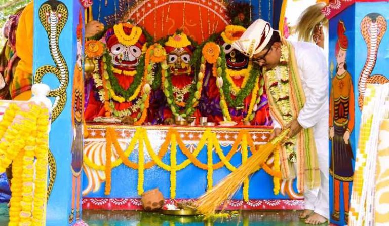 Rath-Yatra-of-Lord-Jagannath-in-steel-city-Bokaro-ED-Works-sweeps-employees-keep-pulling-the-chariot