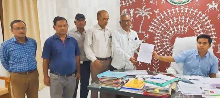 The-water-of-Talpuri-International-Colony-is-not-fit-for-drinking-on-the-instructions-of-the-Home-Minister-the-residents-of-the-colony-gave-suggestions-to-Commissioner-Risali