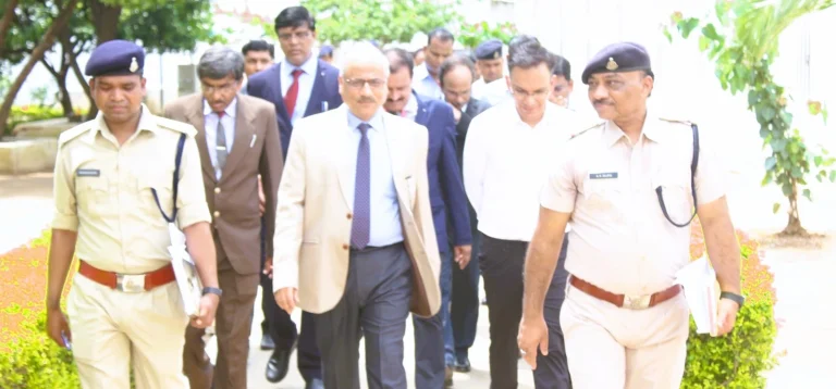 Bilaspur-High-Court-Chief-Justice-Ramesh-Sinha-reached-Central-Jail_-spoke-to-the-prisoners_-know-th