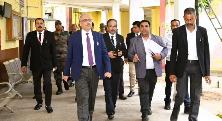 Chief-Justice-of-Bilaspur-High-Court-Ramesh-Sinha-came-out-on-surprise-inspection_-caught-the-flaws
