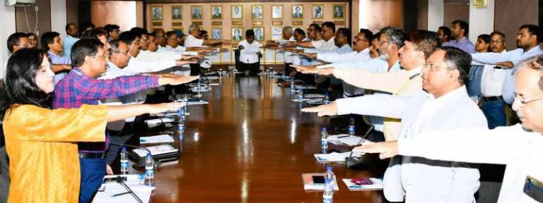 Director-Incharge-of-Rourkela-Steel-Plant-administered-oath-to-the-employees-and-officers-of-Bokaro-Steel-Plant-know-what-is-the-matter