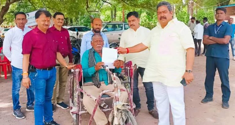 Due-to-the-efforts-of-Mayor-Neeraj-Pal-elderly-Divyang-got-help-of-tricycle-hearing-impaired-youth-got-hearing-aid