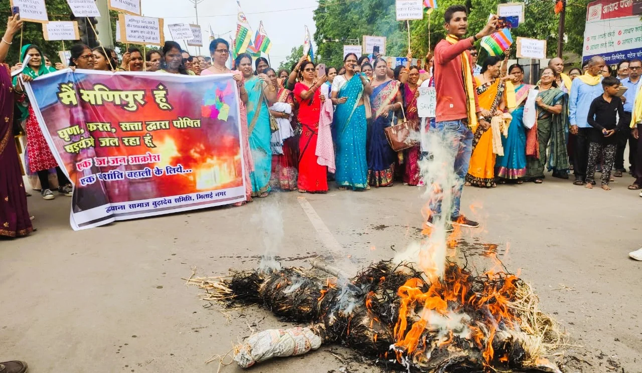 मणिपुर में महिलाओं को नग्न कर परेड कराने का गुस्सा Durg Bhilai आया, PM मोदी, गृहमंत्री अमित शाह का पुतला आग के हवाले