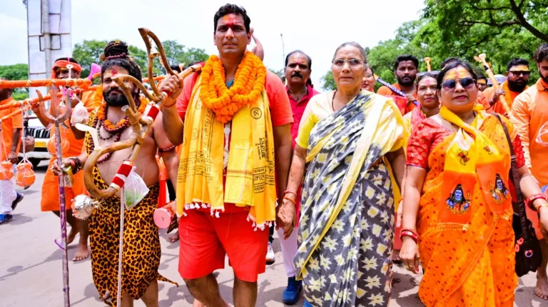 Kanwar-Yatra-2023-With-MLA-Devendra-Yadav-a-group-of-thousands-of-devotees-headed-towards-Devbaloda-to-offer-water