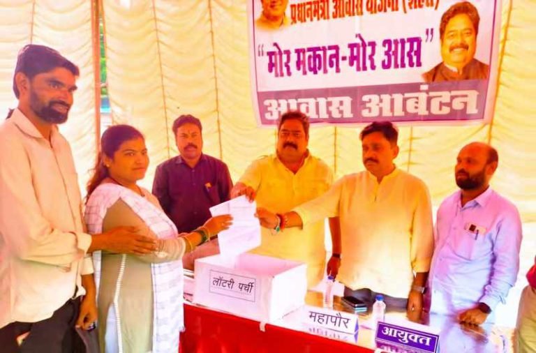Now-own-house-of-71-families-living-on-rent-dream-fulfilled-by-government-scheme-Mayor-handed-over-paper