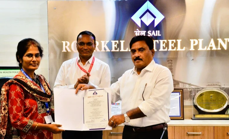 RSP-and-BSL-director-in-charge-Atanu-Bhowmik-first-encouraged-then-handed-over-the-certificate