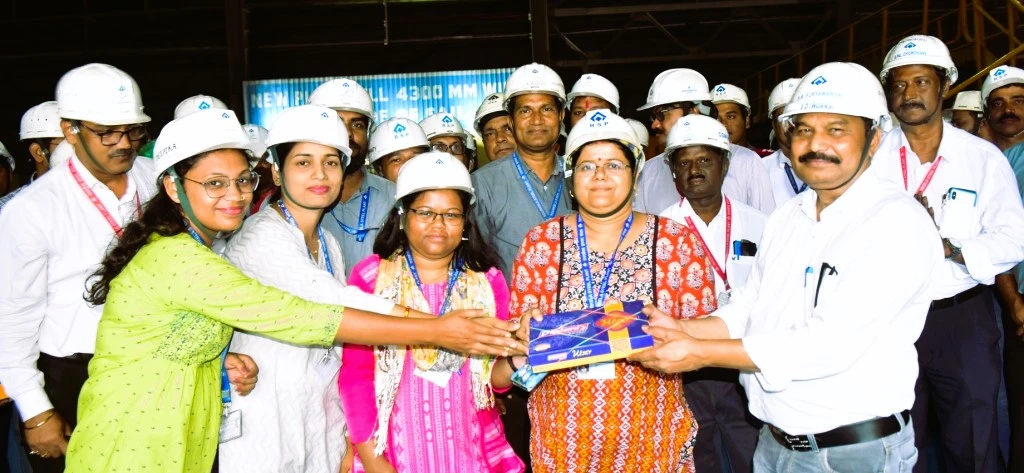 SAIL Rourkela Steel Plant: प्लेट प्रोडक्शन में लंबी छलांग, ईडी वर्क्स सूर्यवंशी मिठाई लेकर पहुंचे विभाग