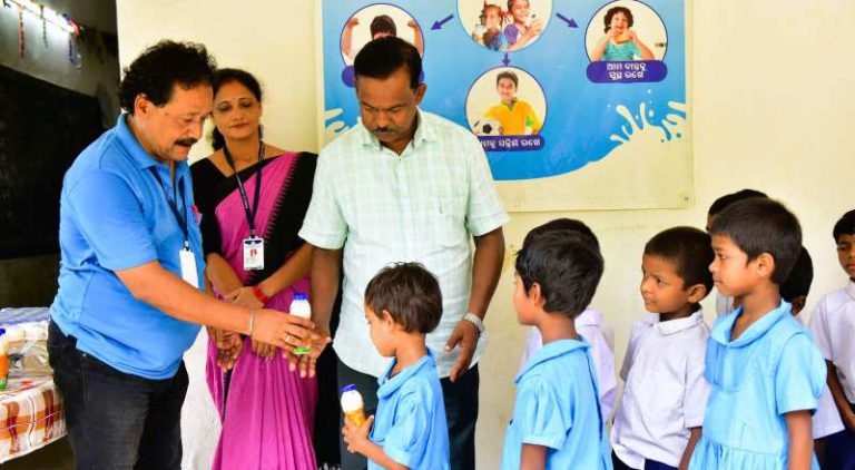 SAIL-Rourkela-Steel-Plant-is-distributing-milk-to-children-now-the-health-of-school-children-will-improve