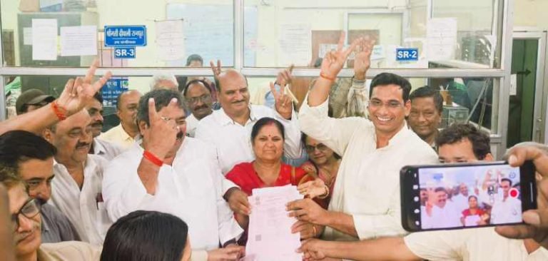 SAIL-house-lease-registry-started-after-22-years-an-atmosphere-of-celebration-in-Bhilai-The-lease-holder-happily-hugged-the-MLA-Mayor-in-the-registry-office