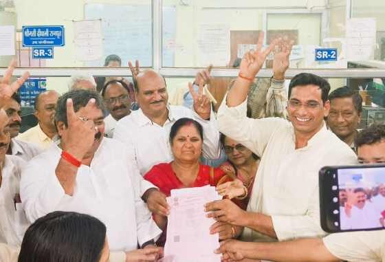 SAIL house lease registry started after 22 years, an atmosphere of celebration in Bhilai The lease holder happily hugged the MLA-Mayor in the registry office