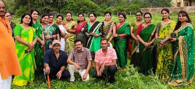 To-make-Bhilai-more-green-on-Hareli-the-organizations-launched-a-campaign-to-plant-fruit-trees