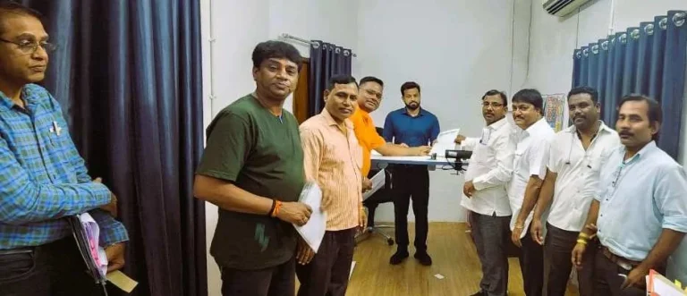 Agitators-reached-the-collector-to-remove-liquor-shop-from-Supela-Gada-Chowk