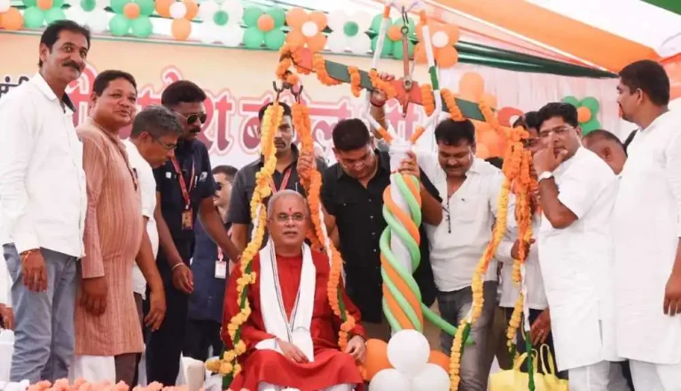 Chief-Minister-Bhupesh-Baghel-gave-a-gift-of-55-crore-33-lakhs-to-Kumhari-farmers-weighed-the-CM-with-paddy-and-laddoos