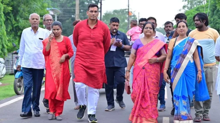 Devendra-Yadavs-Pragati-Yatra-A-flurry-of-gifts-now-MLAs-will-remain-in-the-wards-among-the-public-till-10-pm