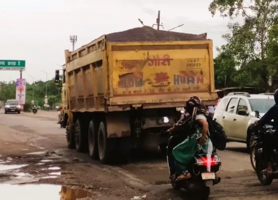 Dilapidated road of Bhilai township, fear of accidents