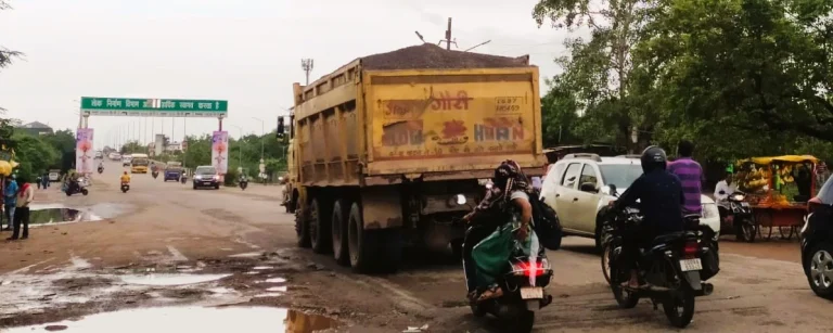 Dilapidated-road-of-Bhilai-township-fear-of-accidents