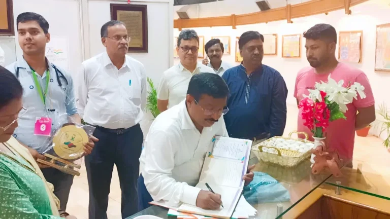 Durg-Divisional-Commissioner-Kavre-reached-BSP-stage-with-his-wife-took-the-pledge-of-organ-donation